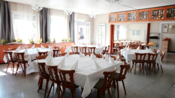 Gedeckte Tische im Gastraum